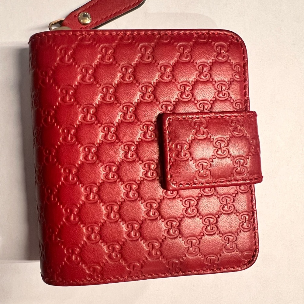 Gucci Scarlet Leather Accessory